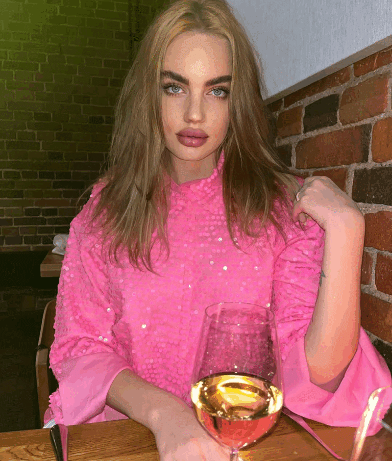 Roosa Sandelin Tänään: Missä Hän On Nyt? Uusimmat Päivitykset Hänen Elämästään!