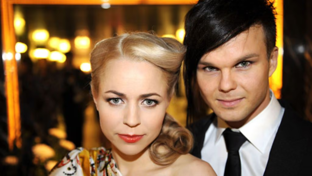 Paula Vesala ja The Rasmuksen Lauri Ylönen Linnan juhlissa vuonna 2009