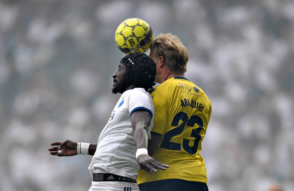 Paulus Arajuuri Brøndby IF:n pelipaita päällään jalkapallo-ottelussa