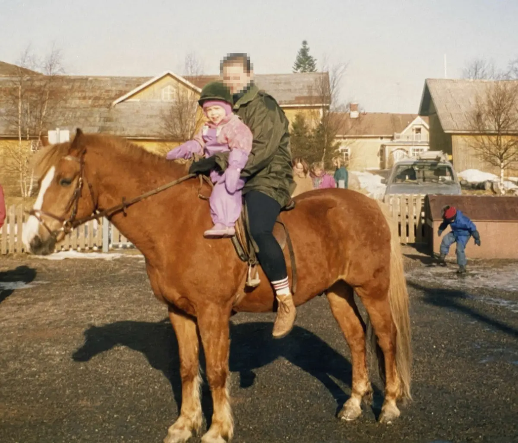 Sofia Virta lapsena ratsastamassa Kaarinassa