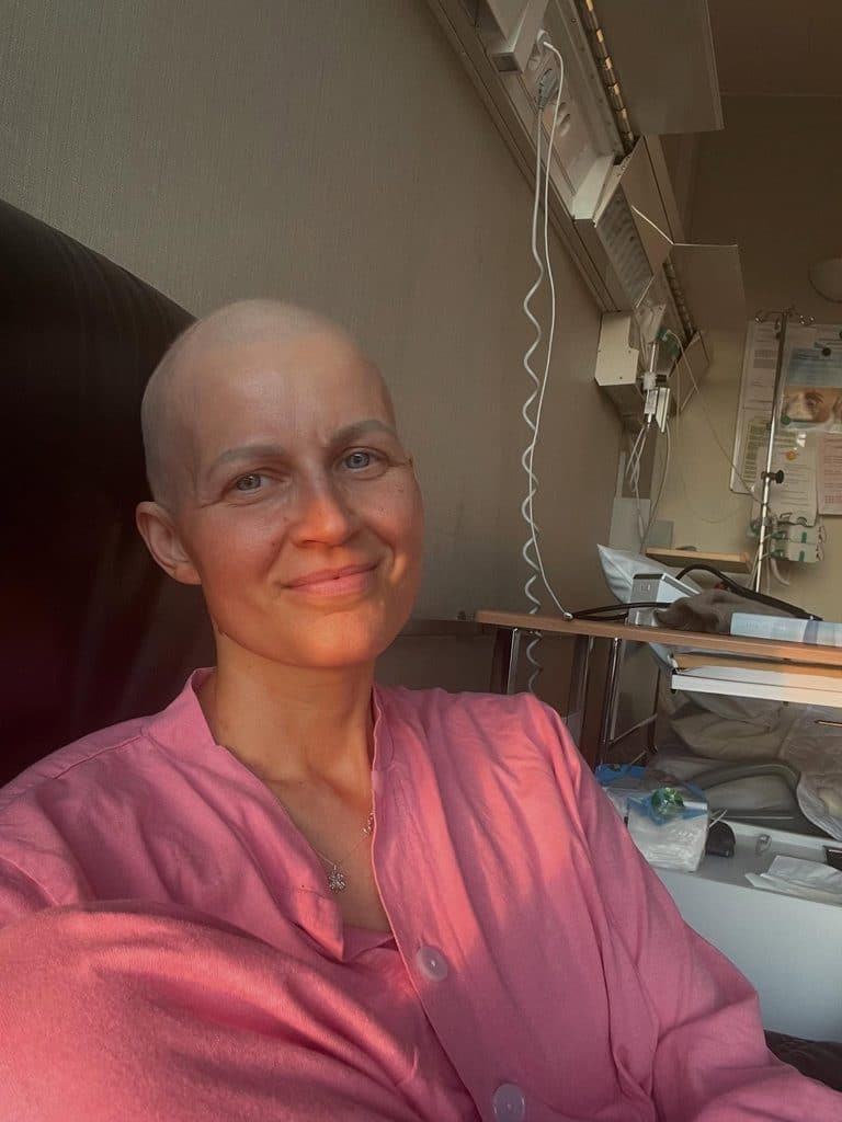 Milla Madetoja jakoi Instagramissa kuvan toukokuussa 2025 tehdyn kantasolusiirtonsa ajalta. Kuvassa hän istuu sairaalahuoneessa ja hymyilee kameralle